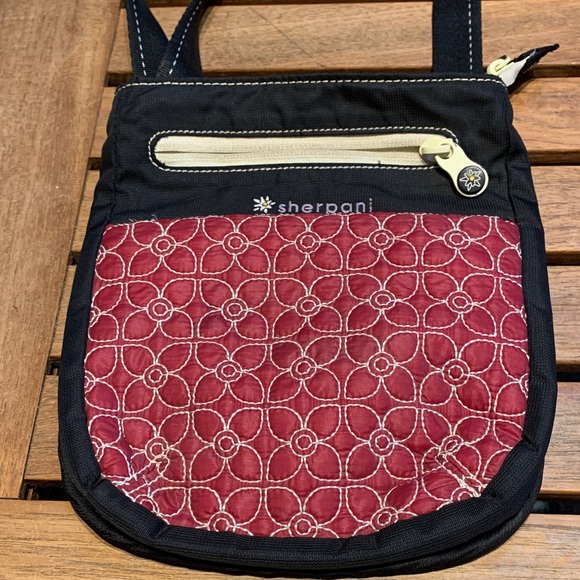 Sherpani Handbags - EUC Sherpani Black and Burgundy Crossbody Bag Purse